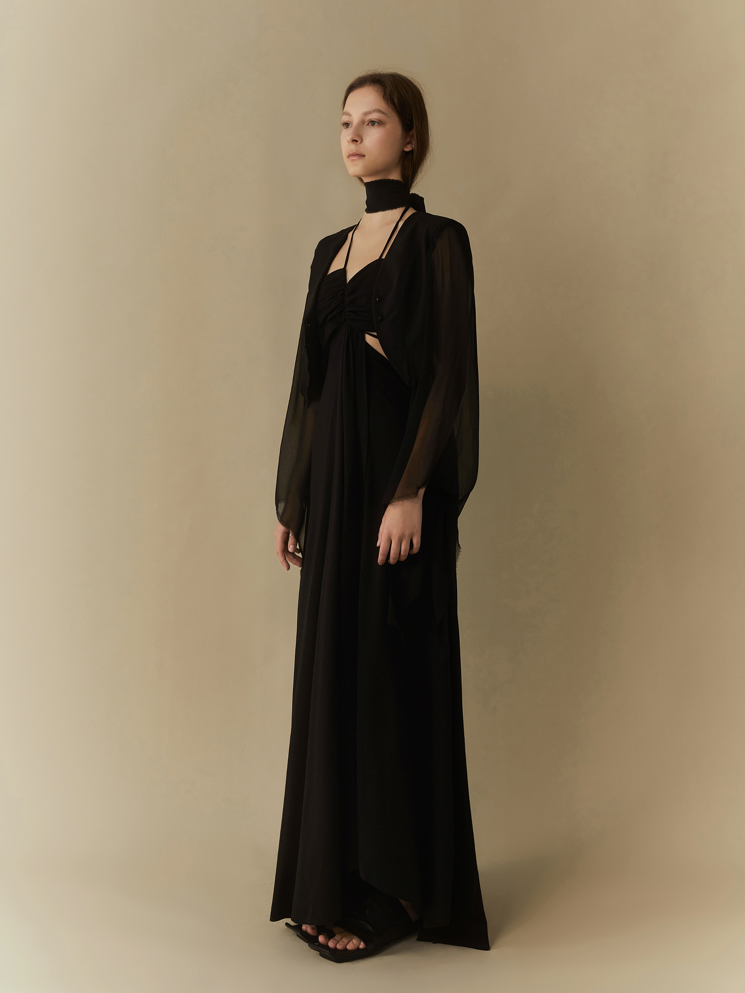 블랙 홀터 드레스