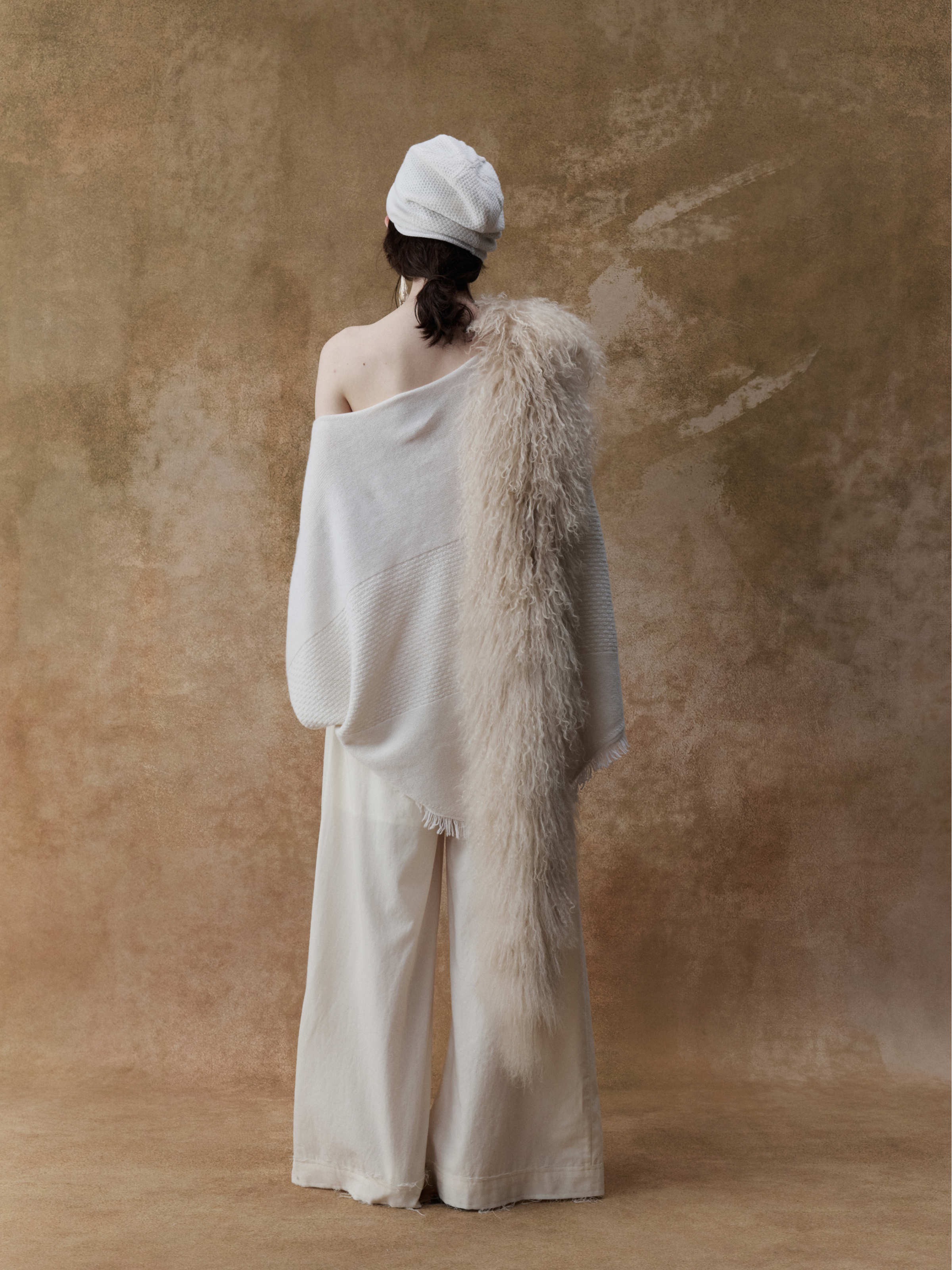 오프 화이트 질감 스웨터