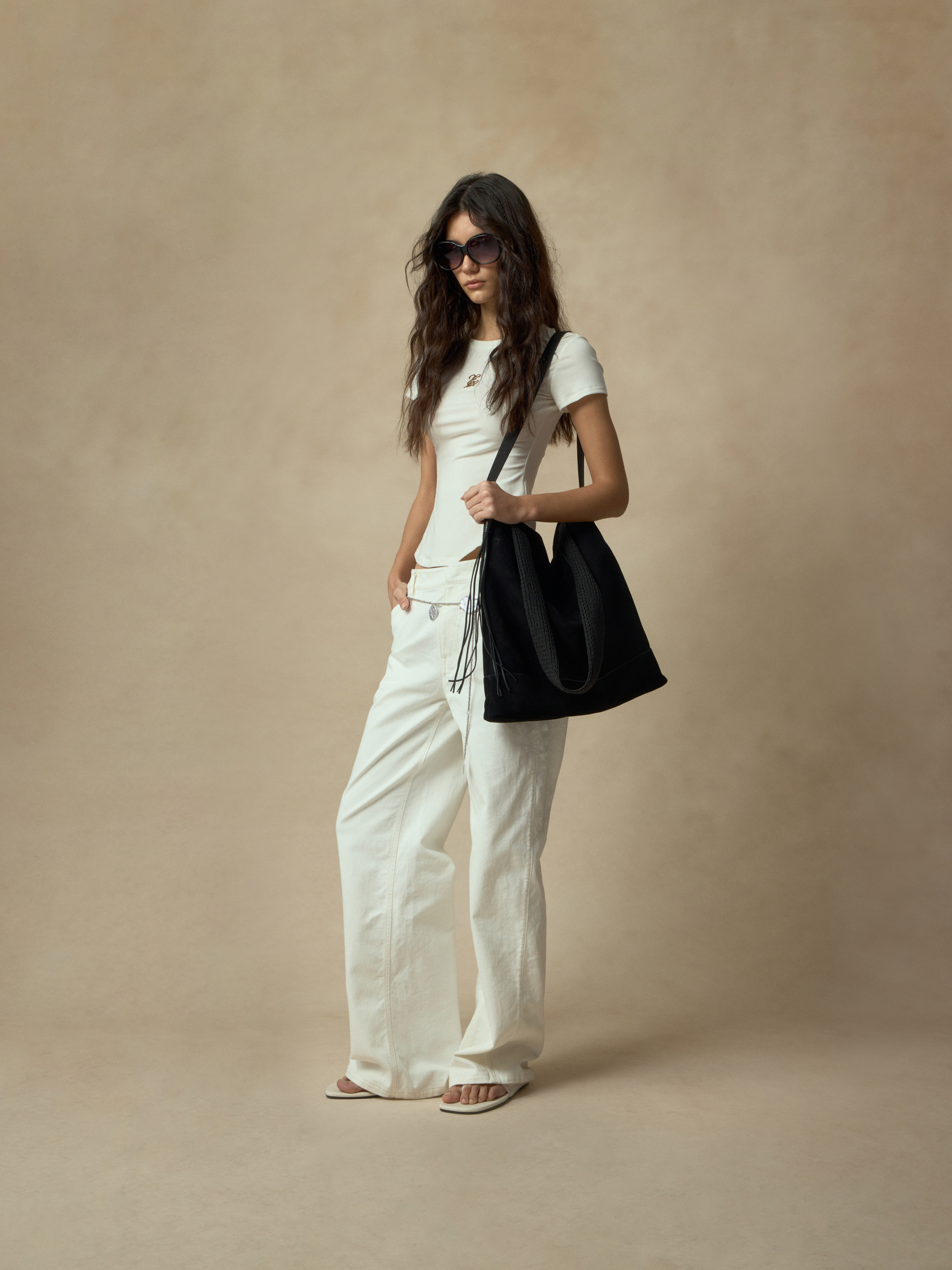 화이트 미니멀리스트 로우라이즈 진