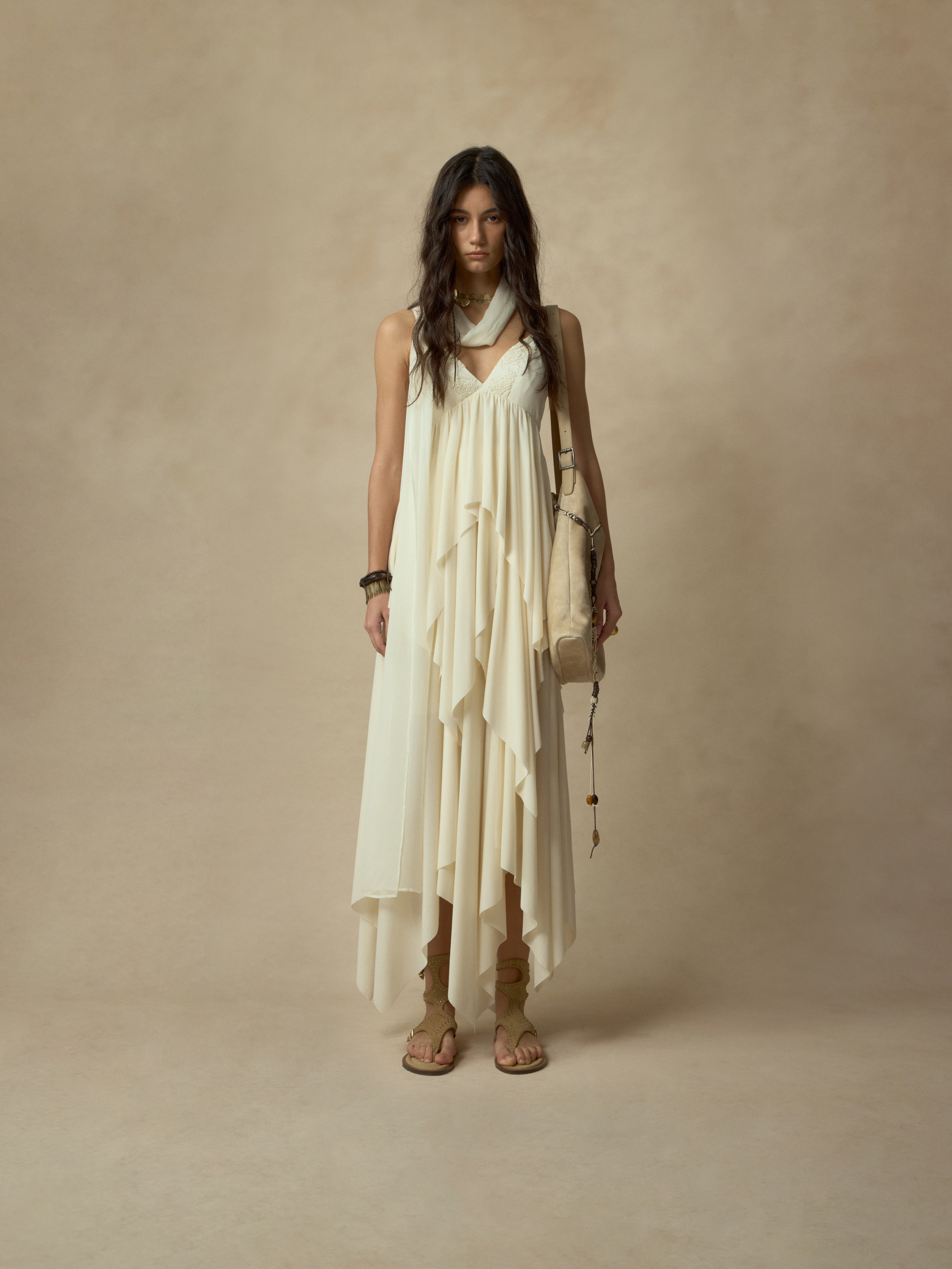 흰색 비즈와 스팽글 장식 슬립 드레스