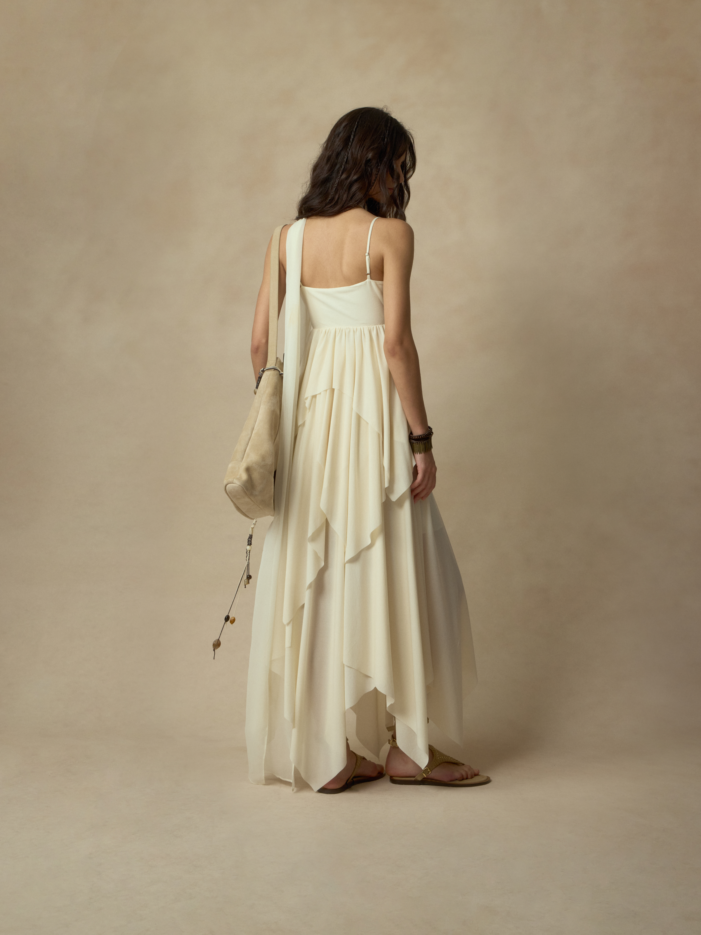 흰색 비즈와 스팽글 장식 슬립 드레스