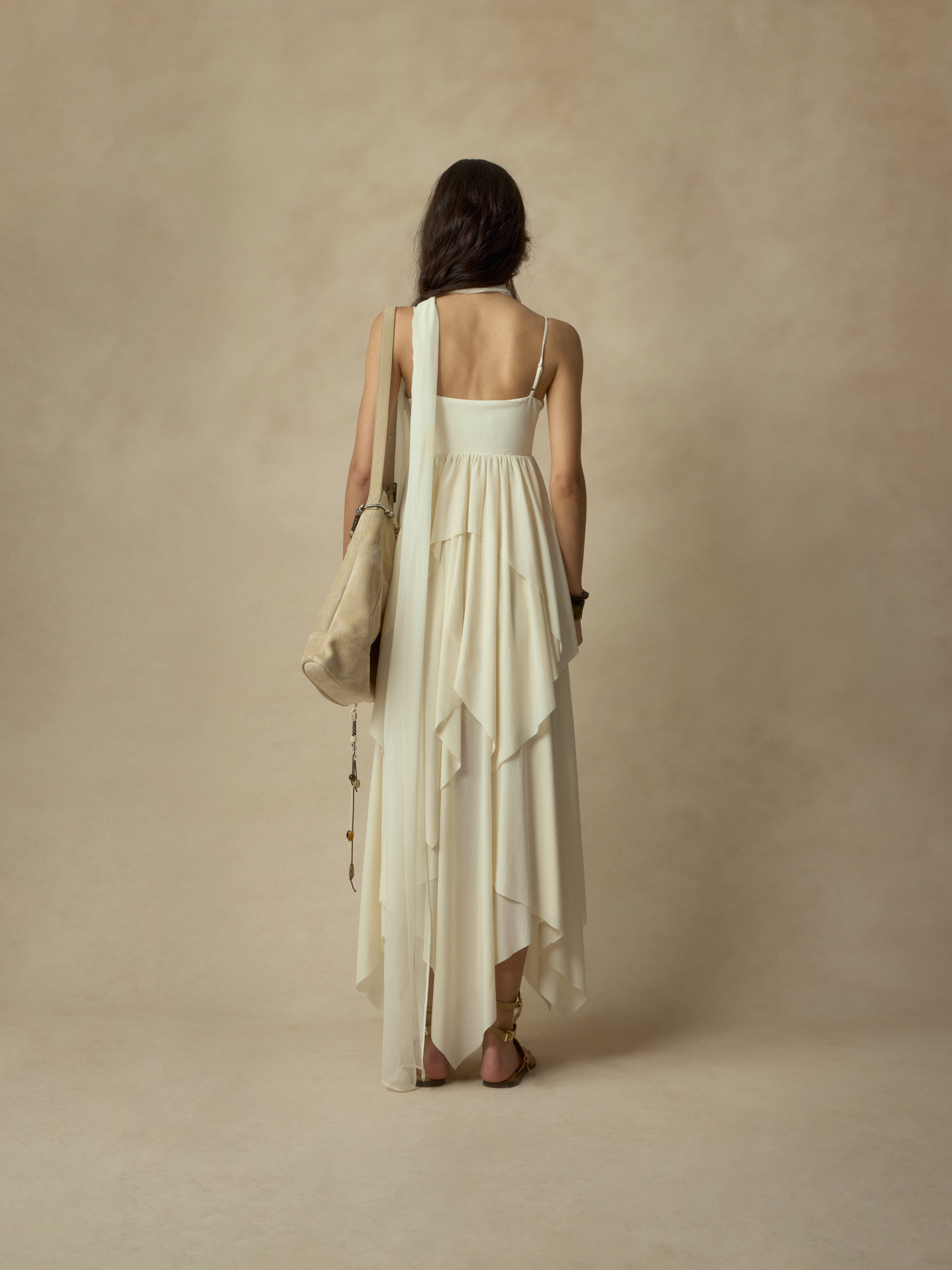 흰색 비즈와 스팽글 장식 슬립 드레스