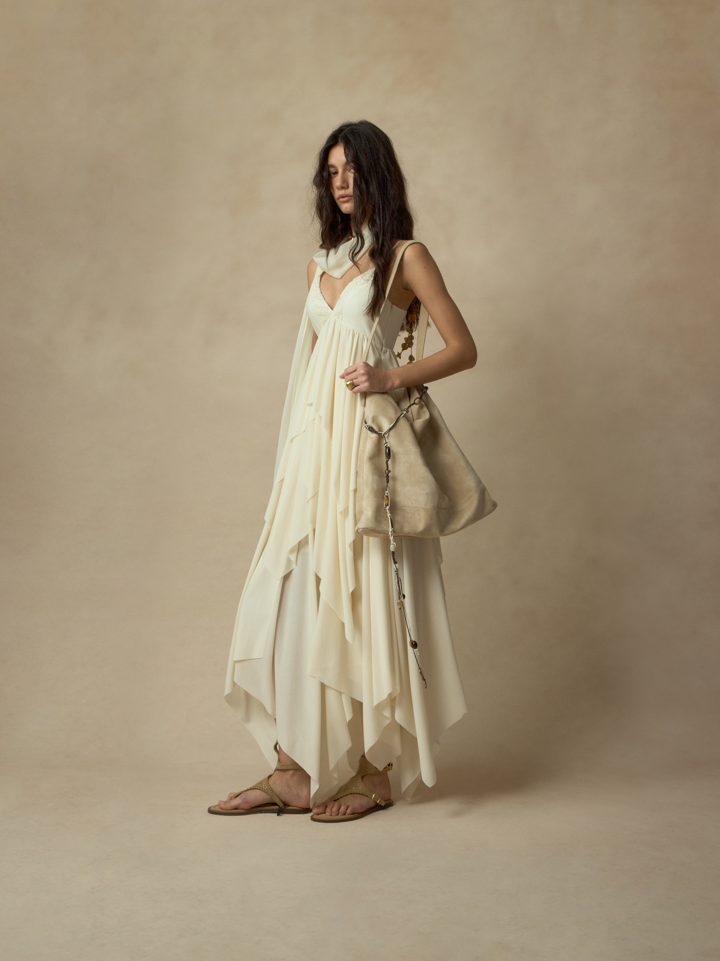 흰색 비즈와 스팽글 장식 슬립 드레스