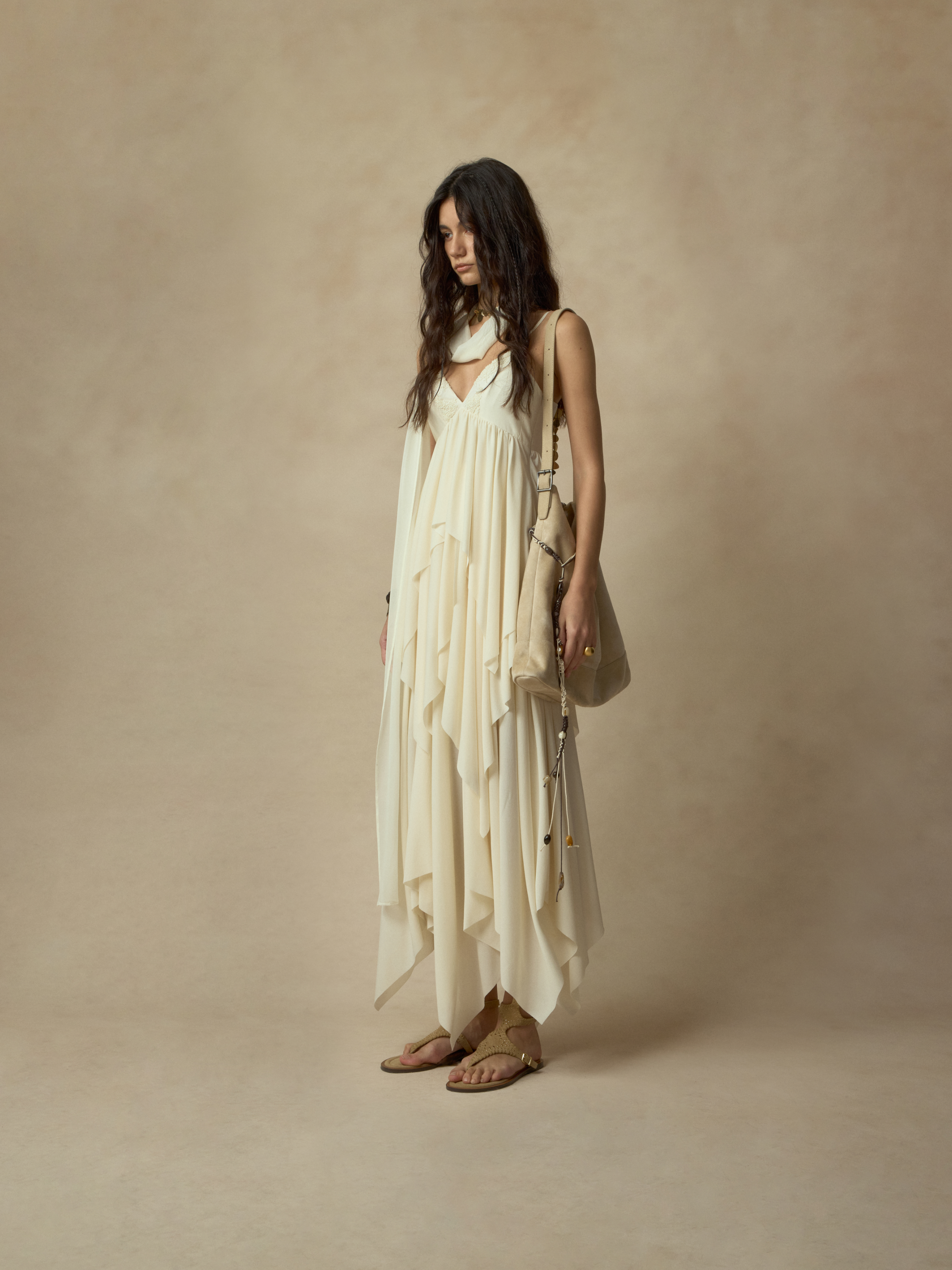 흰색 비즈와 스팽글 장식 슬립 드레스