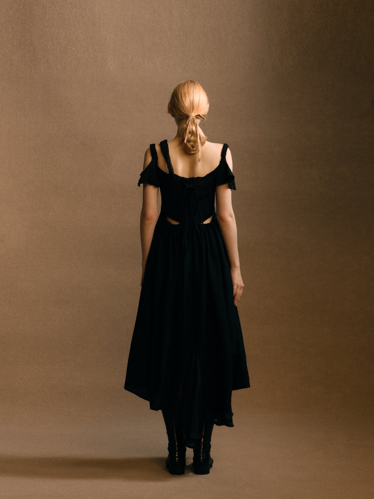 블랙 러플 슬리브 드레스
