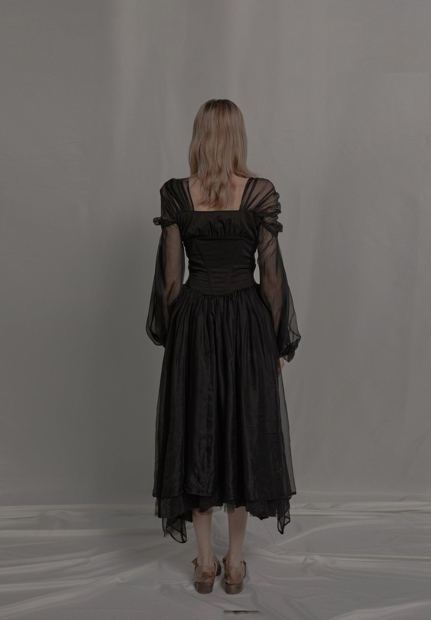 블랙 실크 슬리브 드레스